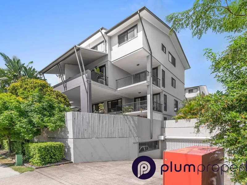 2 level unit on top floor in prime Toowong location!