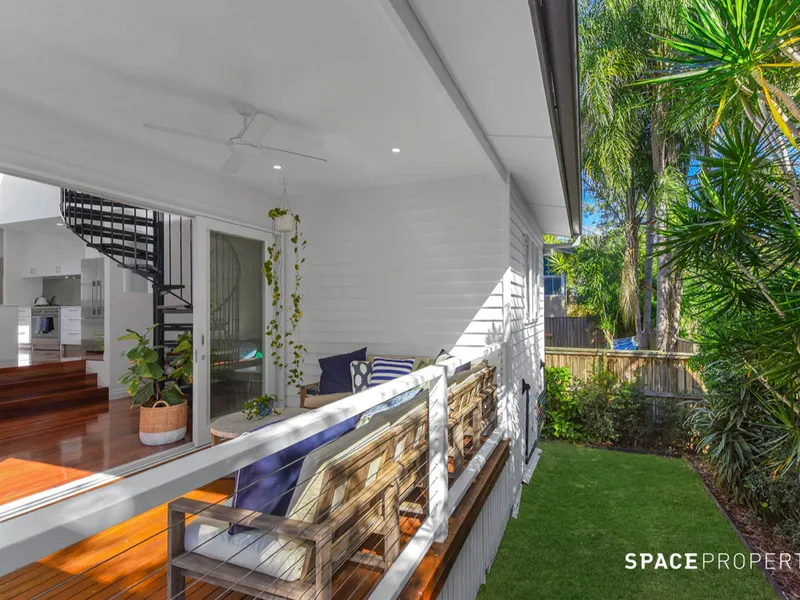 Contemporary Masterpiece in Convenient Locale!