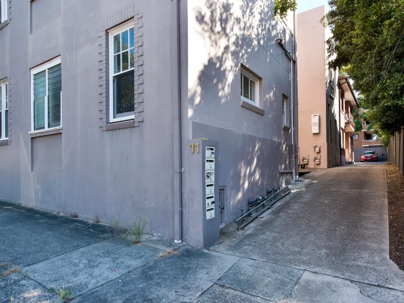 LARGE GROUND FLOOR, WALKING DISTANCE TO ALL AMENITIES.