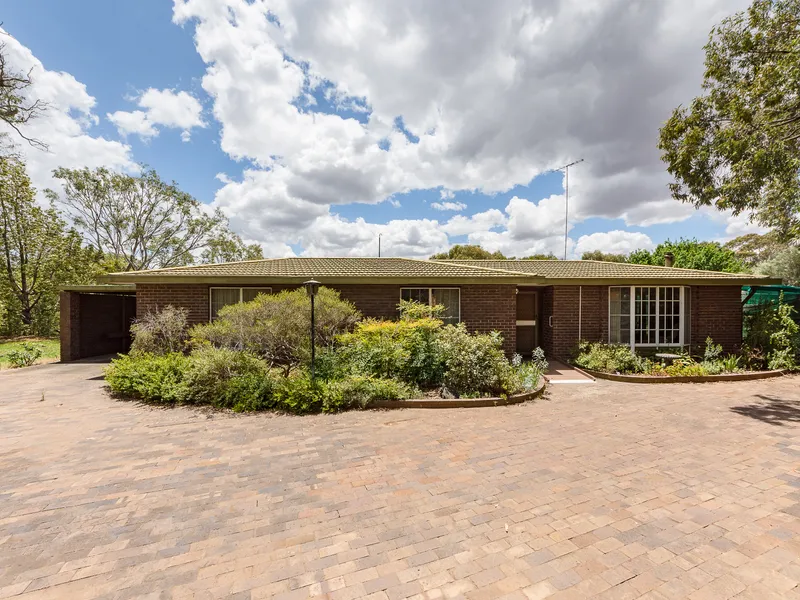 Secret acres at the heart of Old Strathalbyn (4.65 acres)