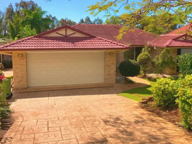 PET FRIENDLY & INCLUDES GARDEN MAINTANCE