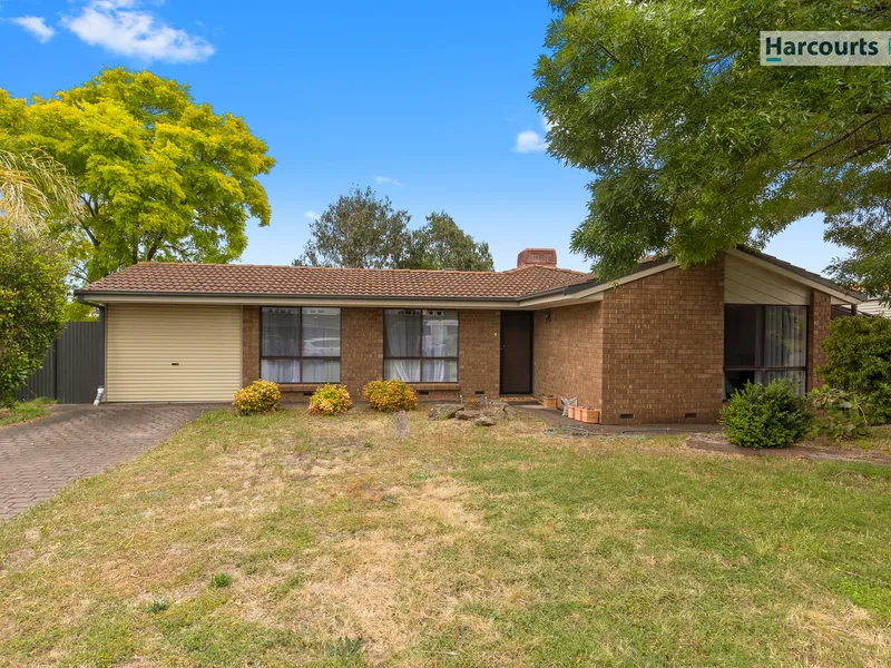 Tranquil living in a tree-lined cul-de-sac!