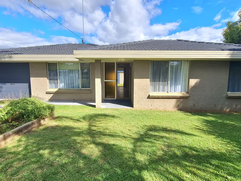 Tidy home with double shed!