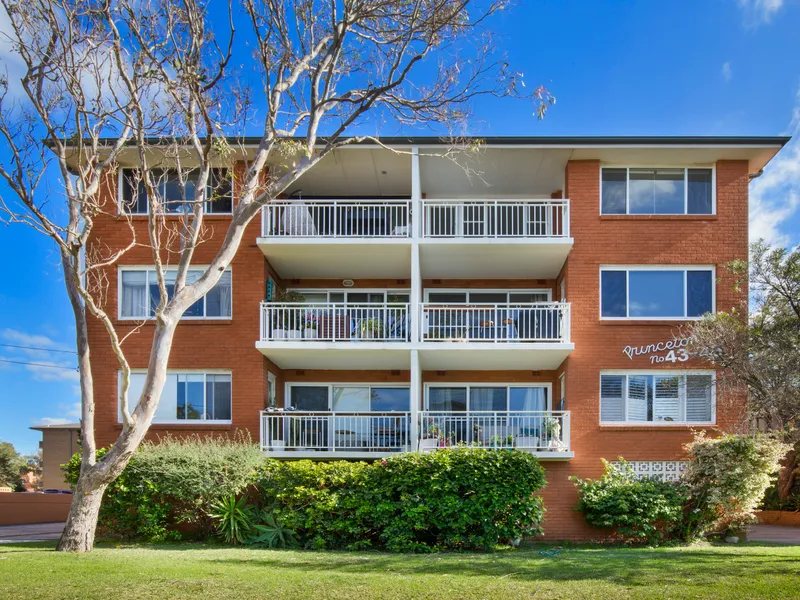 Ocean Views - Top Floor Front of Block - Sunny North East Corner - 2 x Balconies