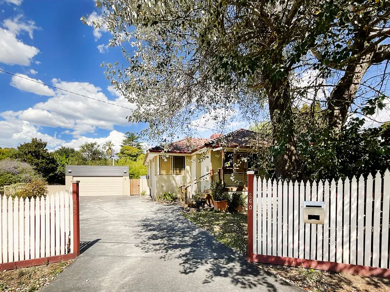 Big 4 Bed, 2 Bath, 2 living Areas!