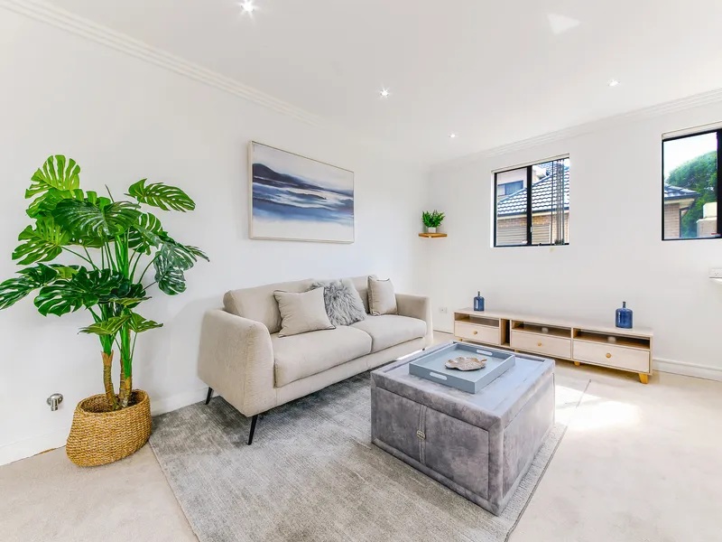 SPACIOUS SPLIT LEVEL 3BED DOUBLE BRICK APARTMENT WITH 140 SQM ON TITLE