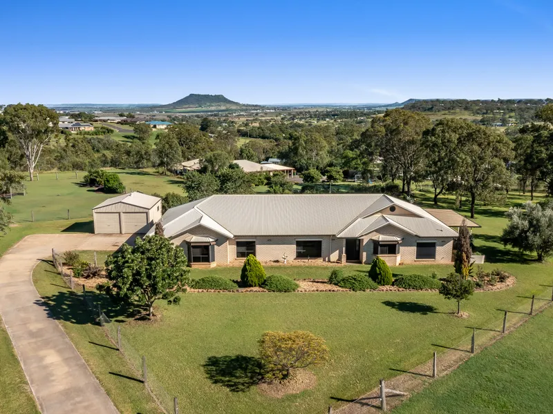 Executive Massive Family Home On A Spacious 4009m2 Allotment Plus Shed