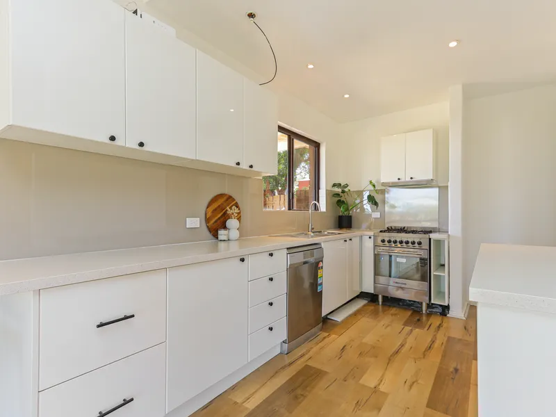 FOOTHILLS LIVING ON 911SQM