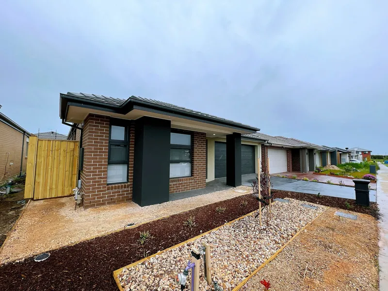 4-bedroom family home embraces the ultimate in comfort & convenience!