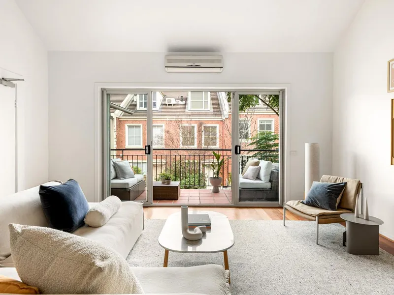 Park-side position with oversized proportions