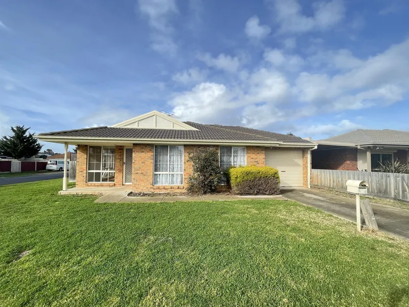 Charming & Cosy Abode In Central Werribee,