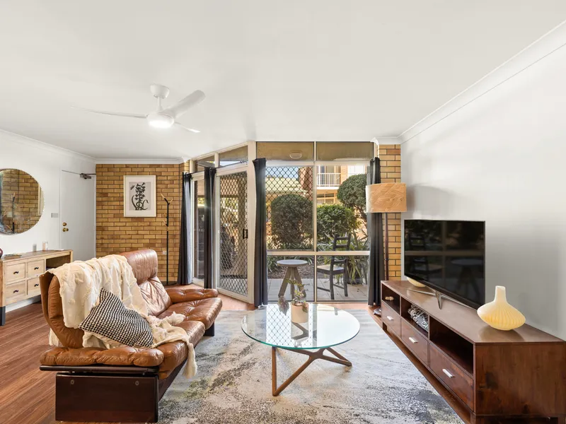 You'll struggle to find something else FURNISHED, this close to the City!