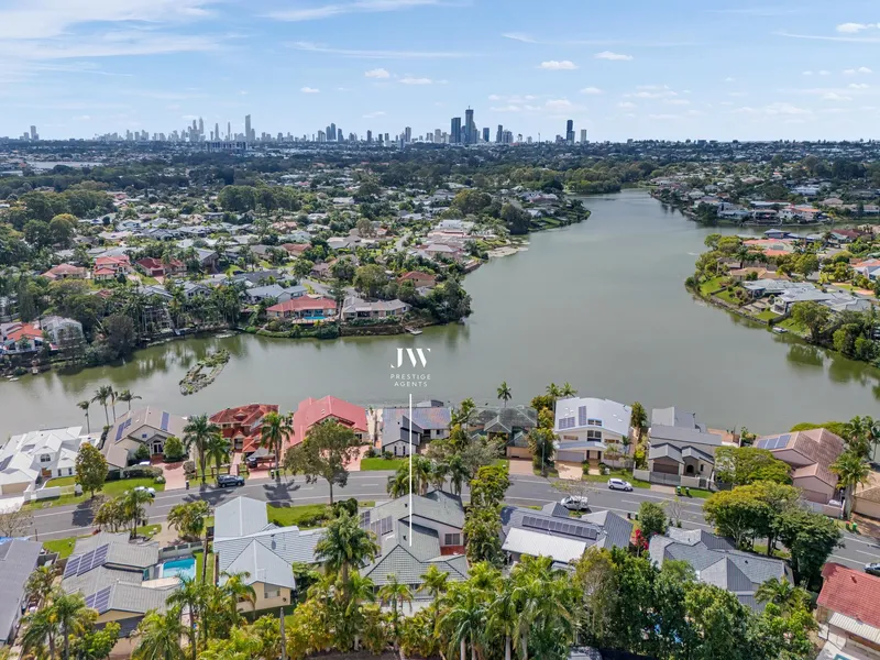 Spacious family home with pool in quiet, leafy street