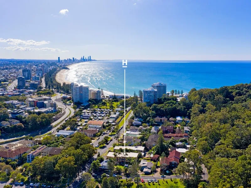 Burleigh Heads - Walk to Beach & James Street