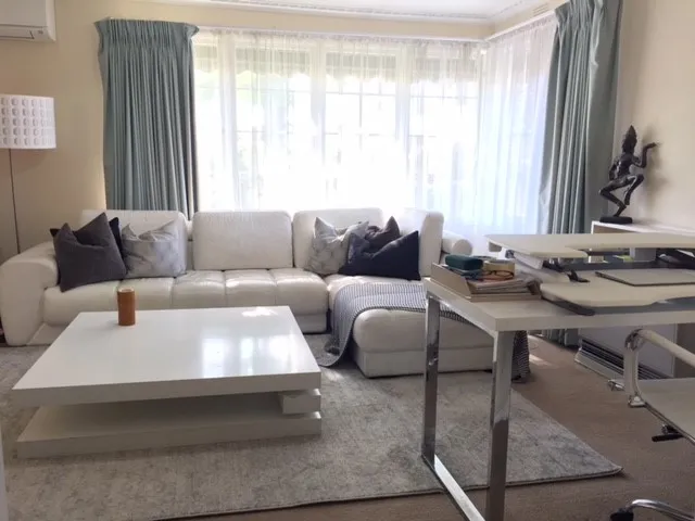 CHARMING 2 BEDROOM FRONT UNIT !!