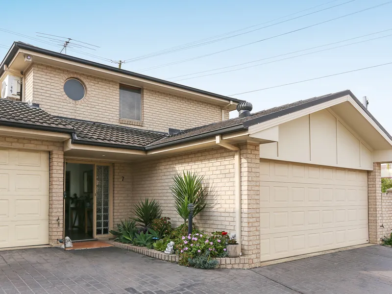 Renovated townhouse on sunny rear north east block