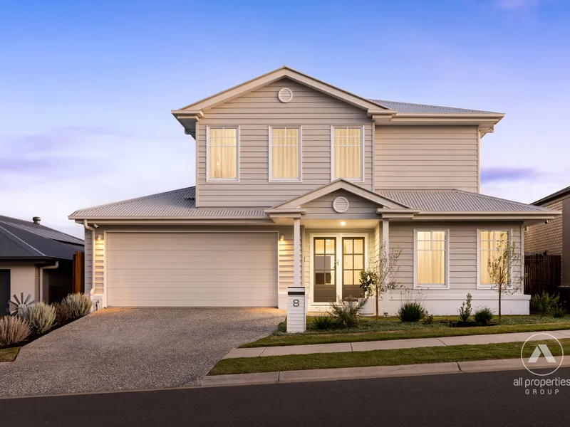 Coastal Hampton's Luxury | 420m2 block | 4 bedrooms | 2.5 bathrooms | 2 car accom |