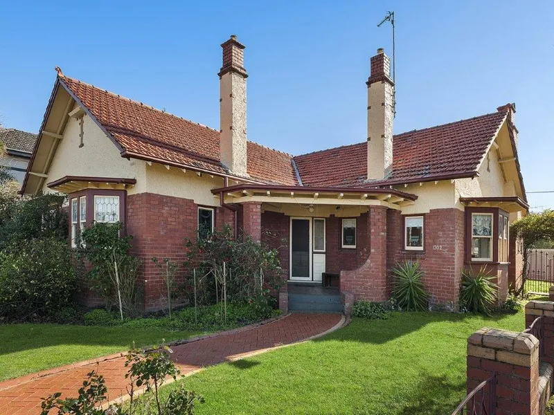 Position perfect – Vast Family Home!