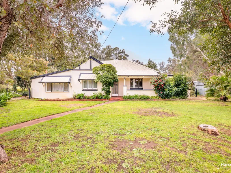 Country Style Home on approx 4047 sqm Block