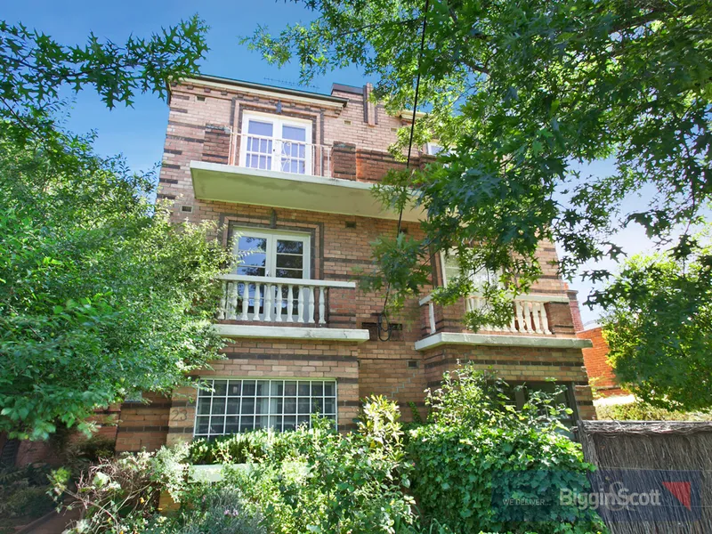 OLDE WORLDE CHARM, IN A QUIET REAR, TOP FLOOR LOCATION