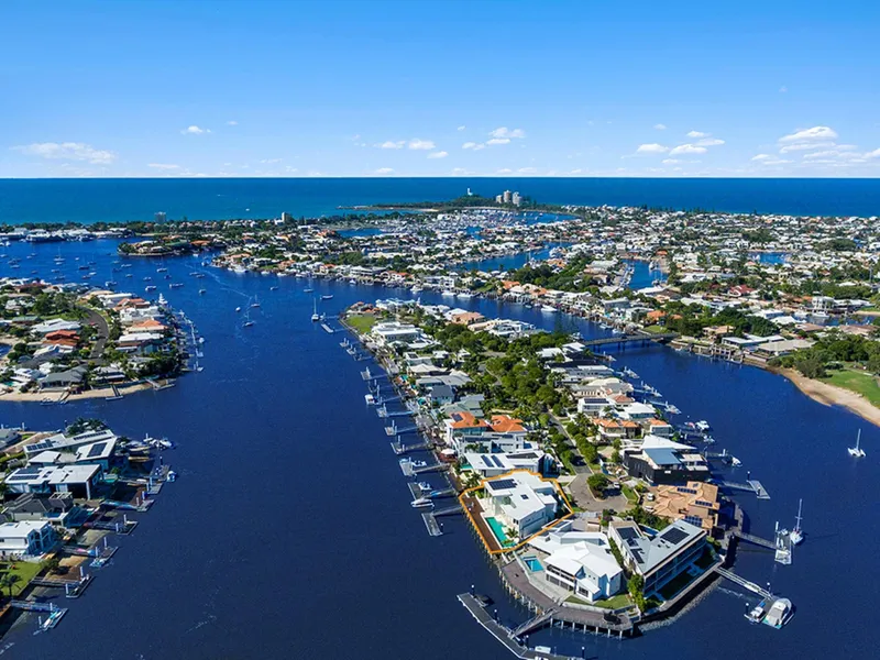 CAPTIVATING CONTEMPORARY, MOOLOOLAH ISLAND