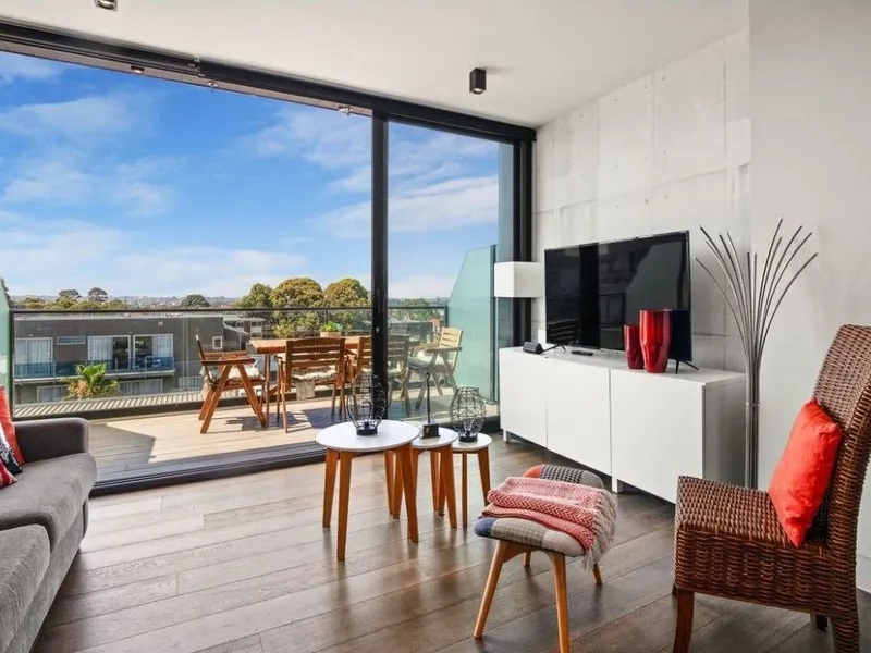 IMPRESSIVE INDUSTRIAL APARTMENT DIRECTLY OPPOSITE ALBERT PARK LAKE! - Flexible Lease Terms + Furnished