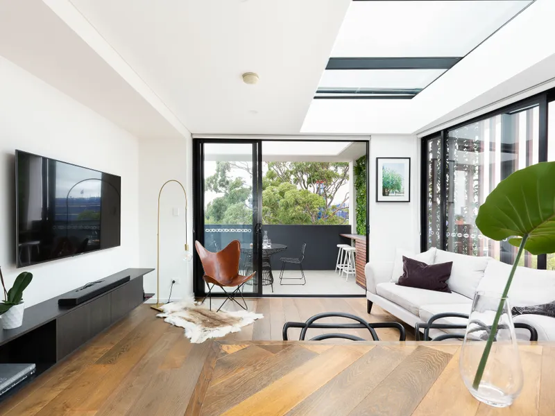 Near-new apartment with long city vistas