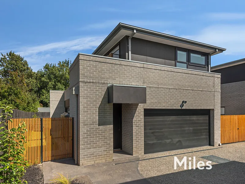 DESIGNER LIVING IN IDEAL LOCATION