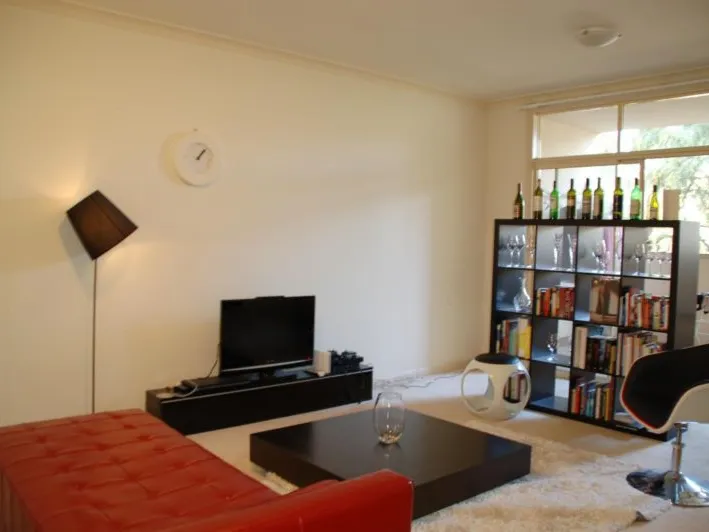 3 bedroom apartment in Kensington, close to CBD & amenities