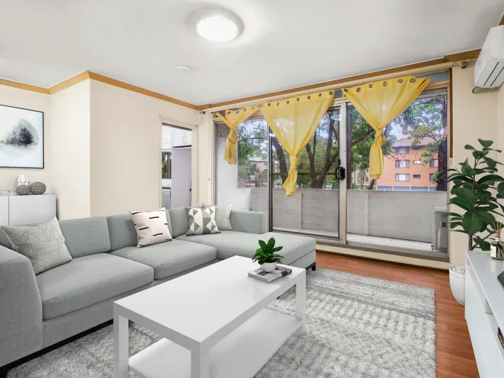 Quiet & Convinient Overized Living!