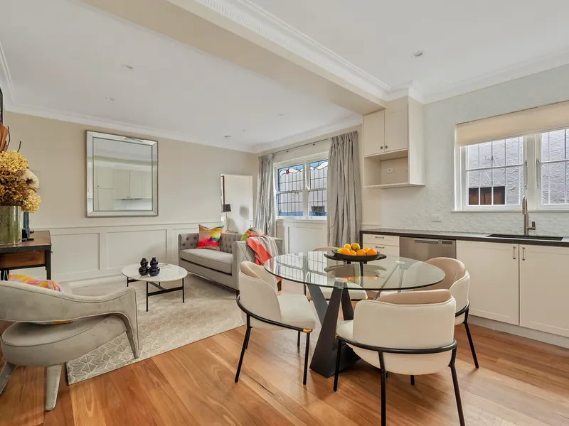 BEAUTIFULLY RENOVATED PRIVATE & PEACEFUL ART DECO APARTMENT