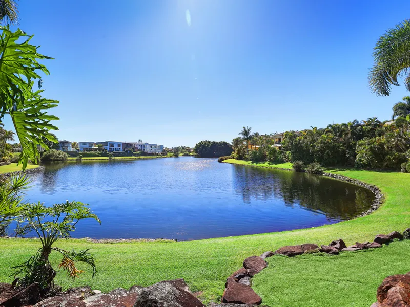 SERENE NORTH-FACING WATERFRONT LUXURY- GOLFER’S HEAVEN