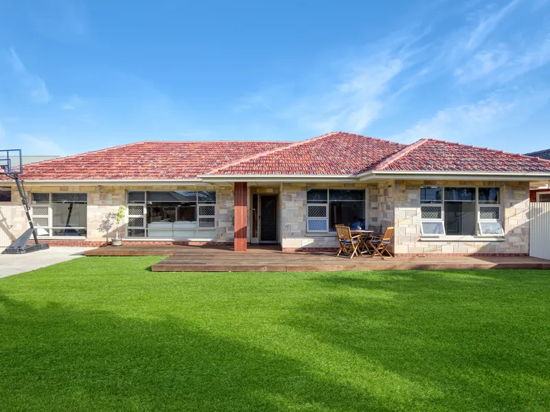 SPACIOUS FAMILY HOME ON A PRIME 760sqm ALLOTMENT.