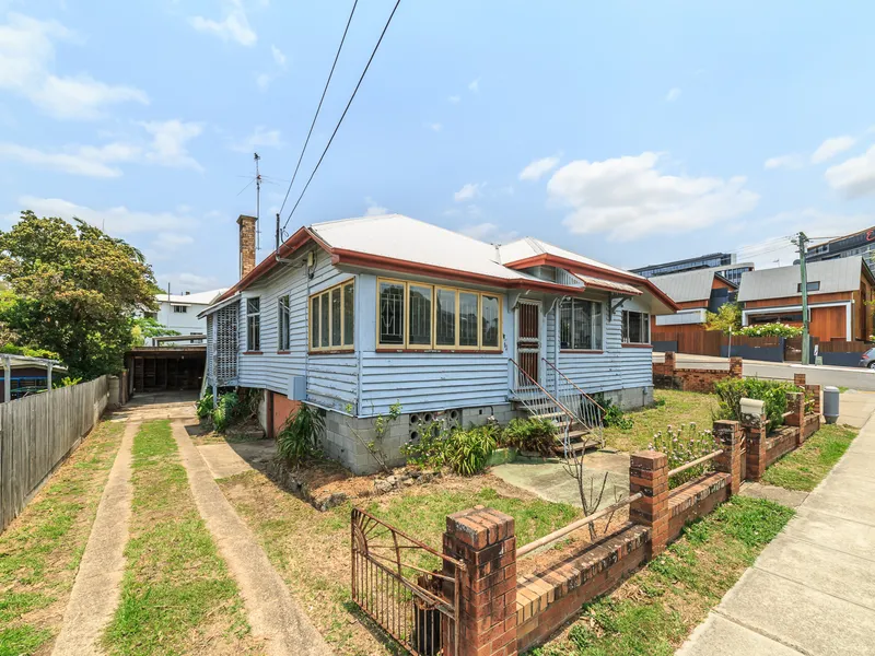 LARGE FAMILY HOME ON PRIME 617SQM LMR2 ELEVATED BLOCK!