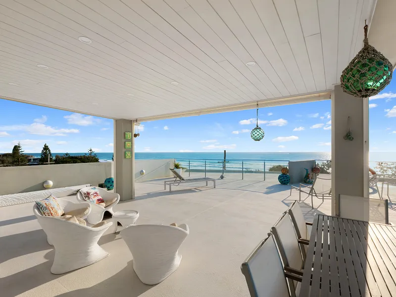 PENTHOUSE LIVING WITH PANORAMIC OCEAN VIEWS PLUS PRIVATE LIFT & ROOFTOP