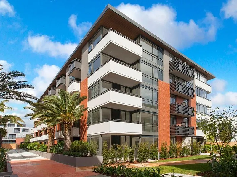 New Resort Lifestyle Apartment with Courtyard, Walk to Amenities!