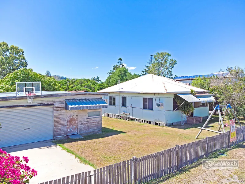 PRICE REDUCED TO - 4249,000 - SPACIOUS LOW SET 3 BEDROOM HOME - LARGE SHED ( approx 87m2 )  on 3 LOTS WITH A TOTAL LAND AREA OF 1632m2