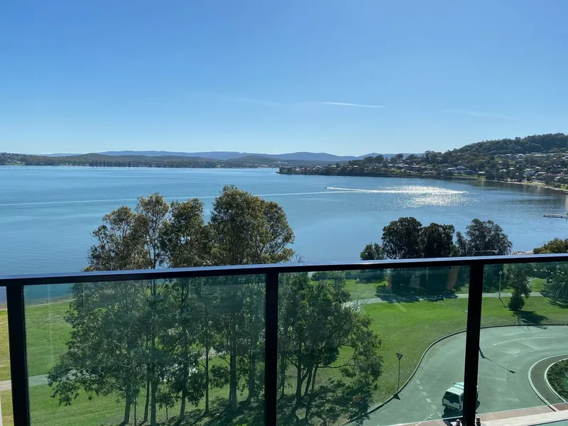 PENTHOUSE APARTMENT WITH PANORAMIC LAKE VIEWS