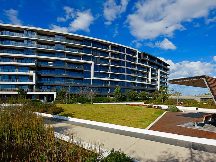 Stylish 1 bedroom apartment above shopping centre
