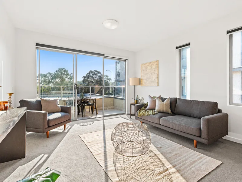 SPACIOUS & LIGHT FILLED LIVING IN THE HEART OF ST KILDA