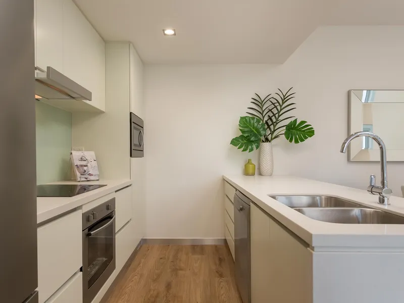 LUXURY APARTMENT AVAILABLE - 2 BEDROOM, 2 BATHROOM, 2 CARPARK - $500 P/W
