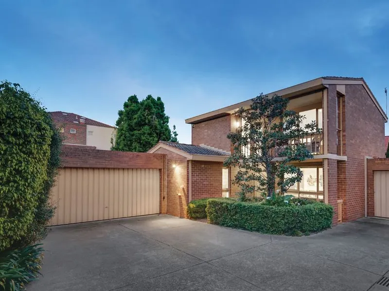 WELL PRESENTED TOWNHOUSE IN SCOTCH HILL LOCATION, WITH GARAGE, COURTYARD & HEATING/COOLING