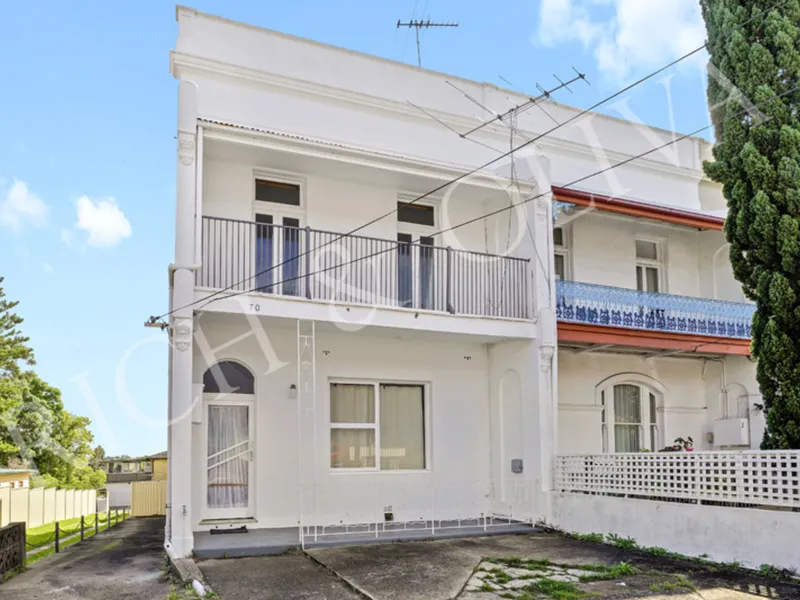 Spacious Four bedroom Victorian Duplex In A Lifestyle Location!