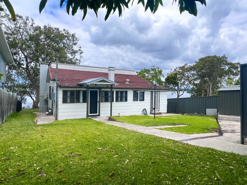 LAKE FRONT FAMILY HOME - IGNITE APPLICATIONS ONLY