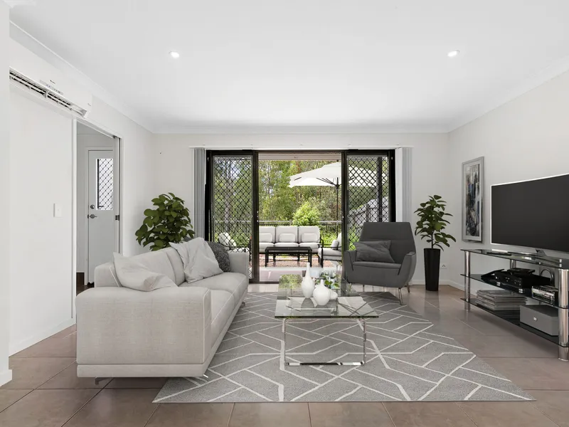 BINGO !!  This Beauty is so close to Petrie Train Station and The University of Sunshine Coast