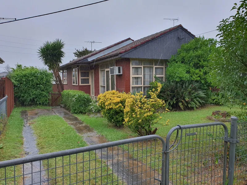 Three Bedroom House with Air Conditioning in a Convenient Location