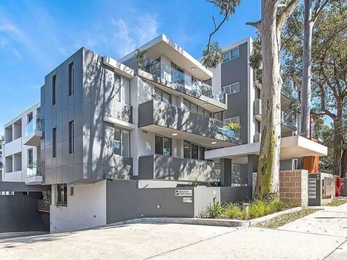 Stunning one bedder plus study with big courtyard(PET FRIENDLY)