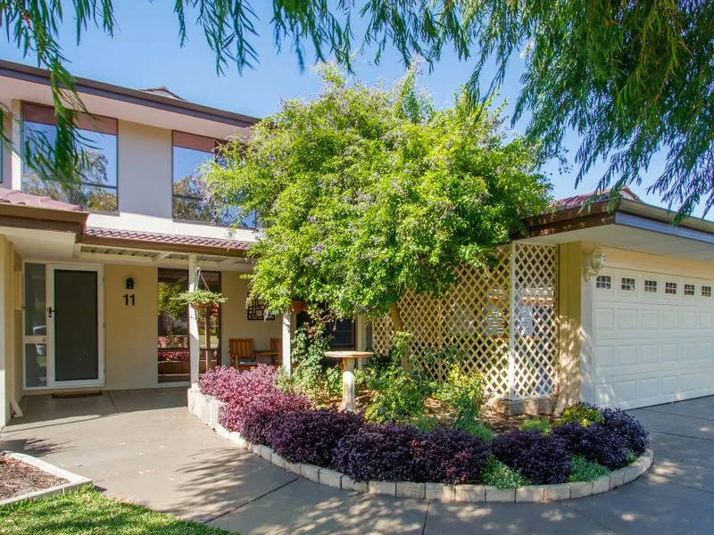 COMES WITH ALL FURNITURE - Family Home POOL AND GARDEN CARE INCLUDED - SIMPLY MOVE IN AND RELAX