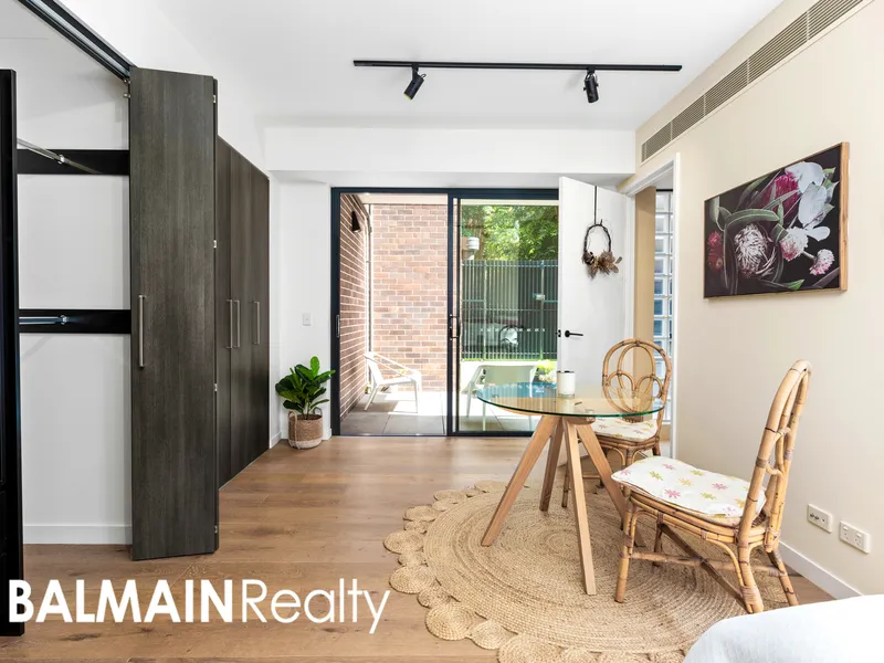 Luxury and Immaculate Apartment with Study Nook & Sun-Filled Courtyard