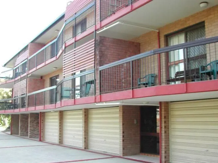 2 BED UNIT CLOSE TO THE TRAIN